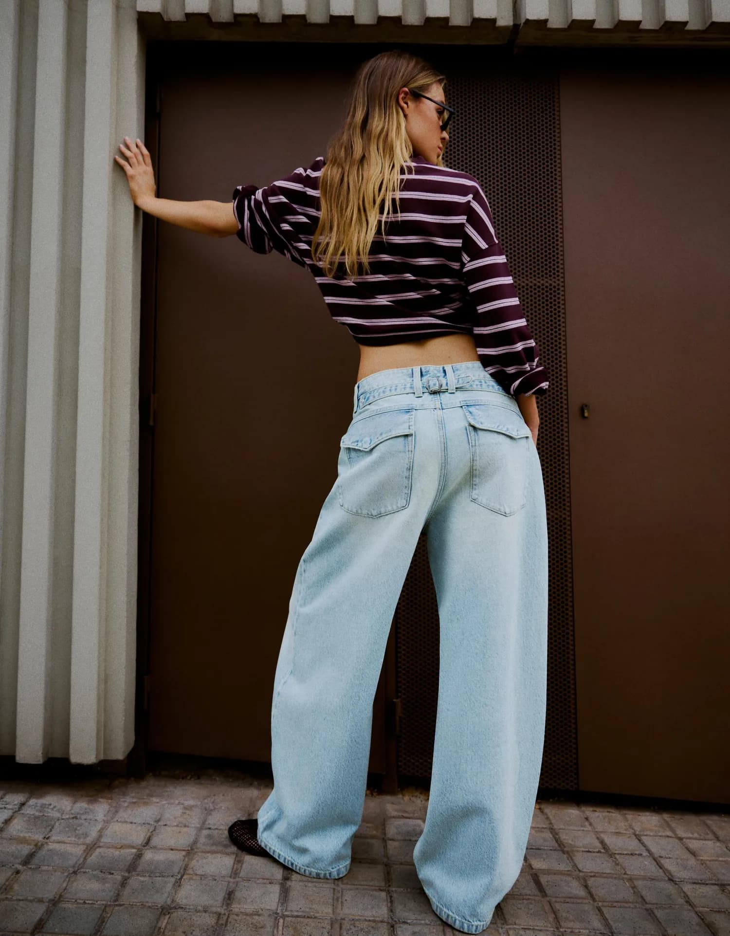 Calça Jeans Barrel com Fivela Traseira