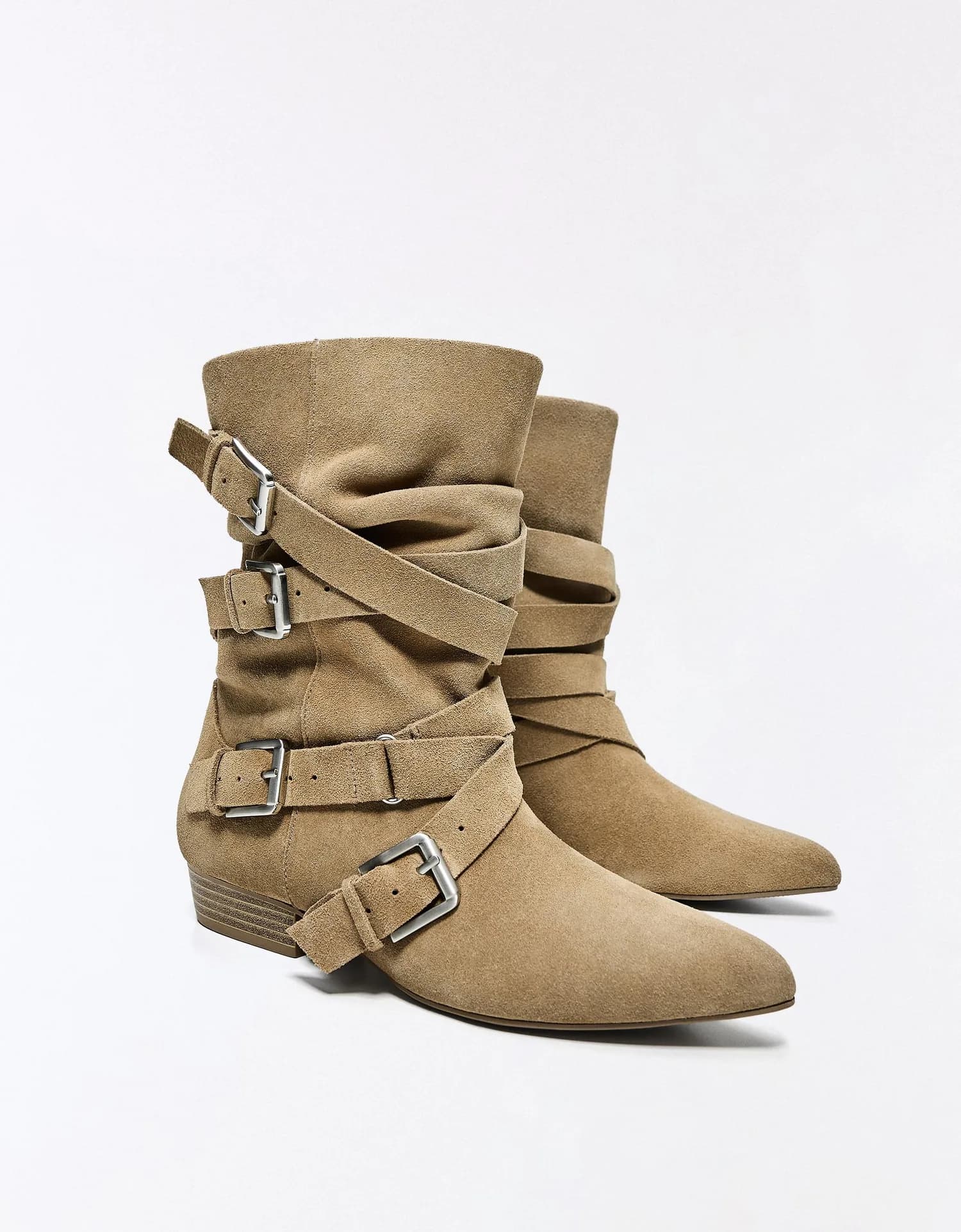 Bota Plana de Couro com Fivelas
