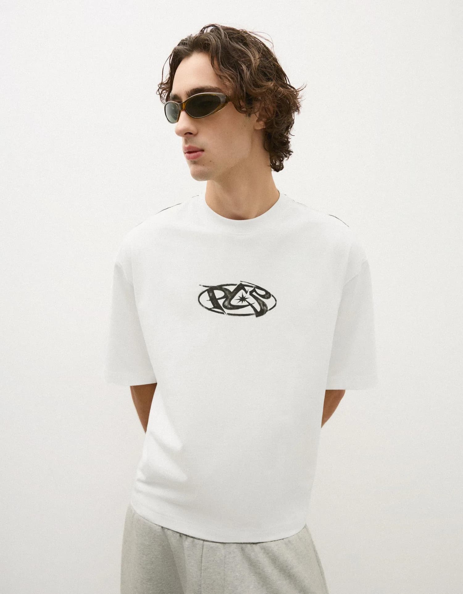 Camiseta Boxy com Estampa Grafite