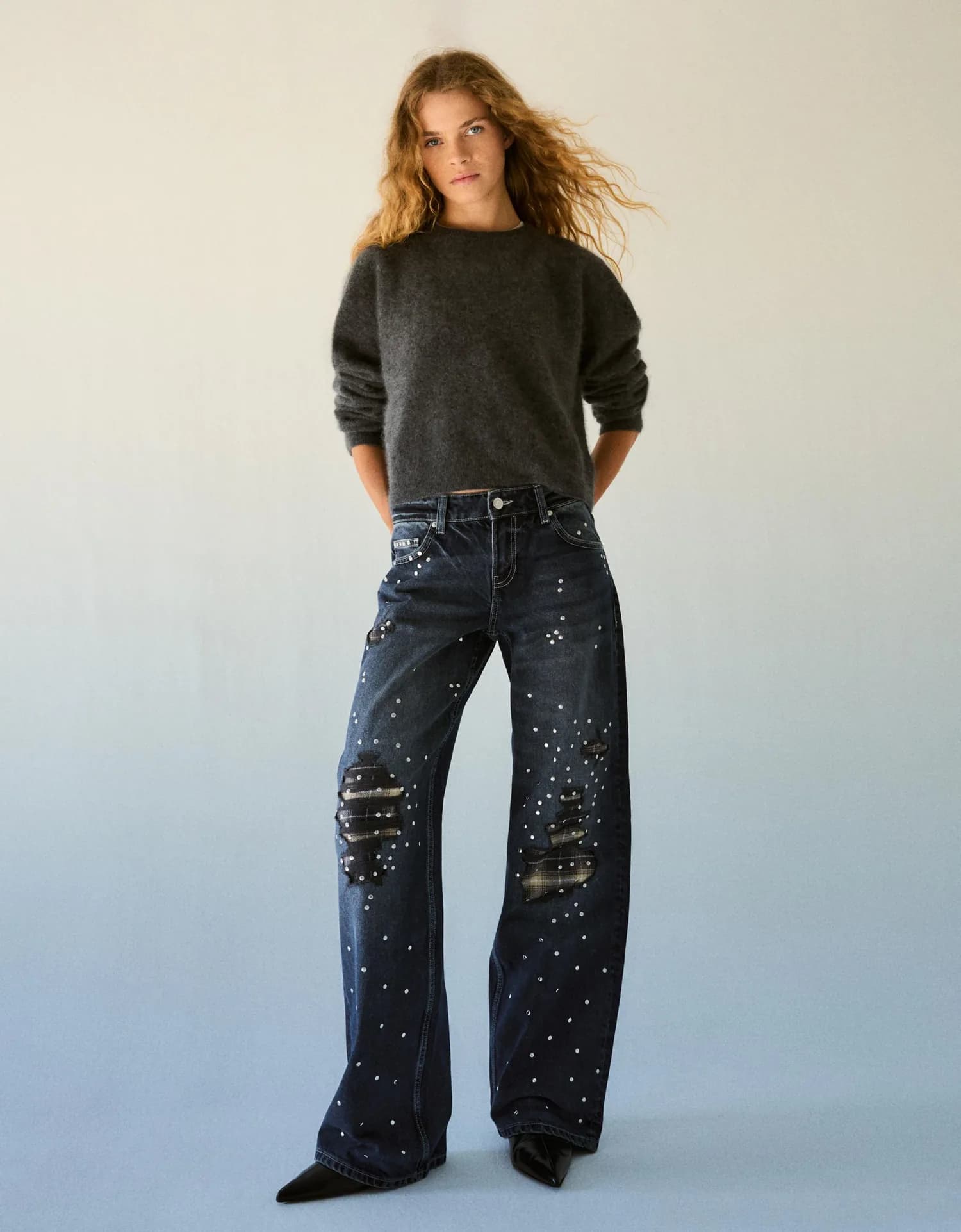 Calça Jeans Straight com Tachas e Rasgos