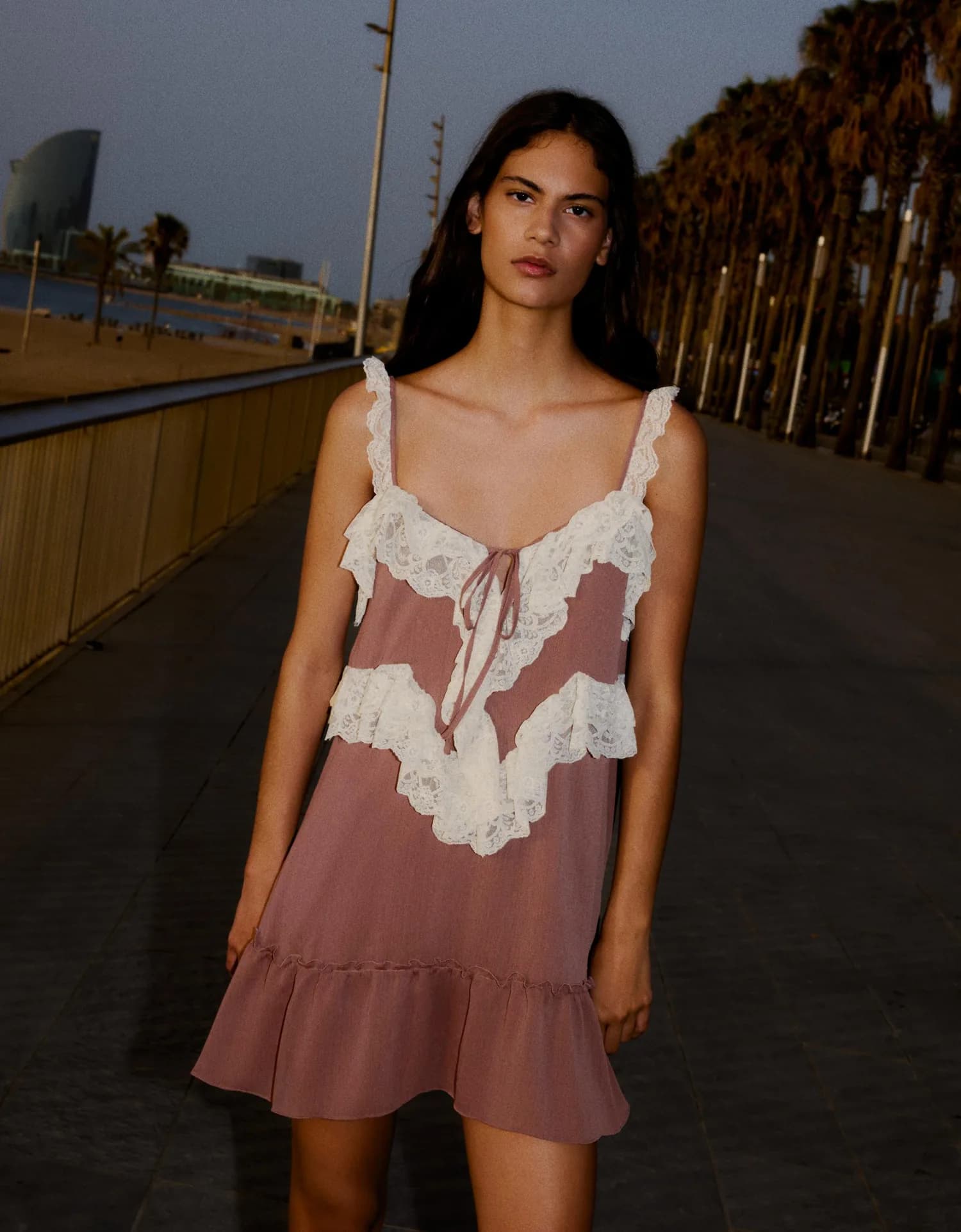 Vestido Mini Romântico com Renda