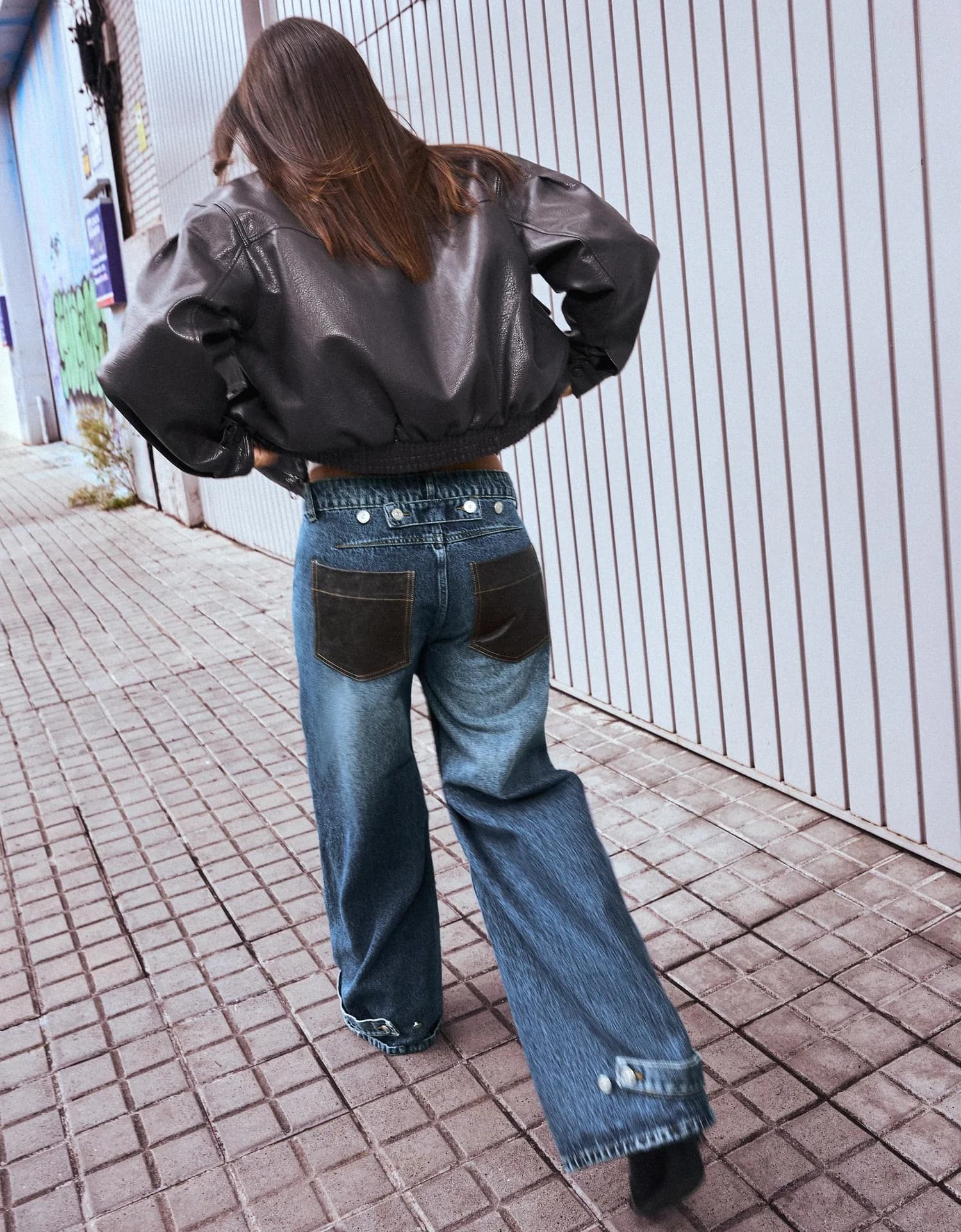 Calça Jeans Barrel com Bolso Efeito Couro
