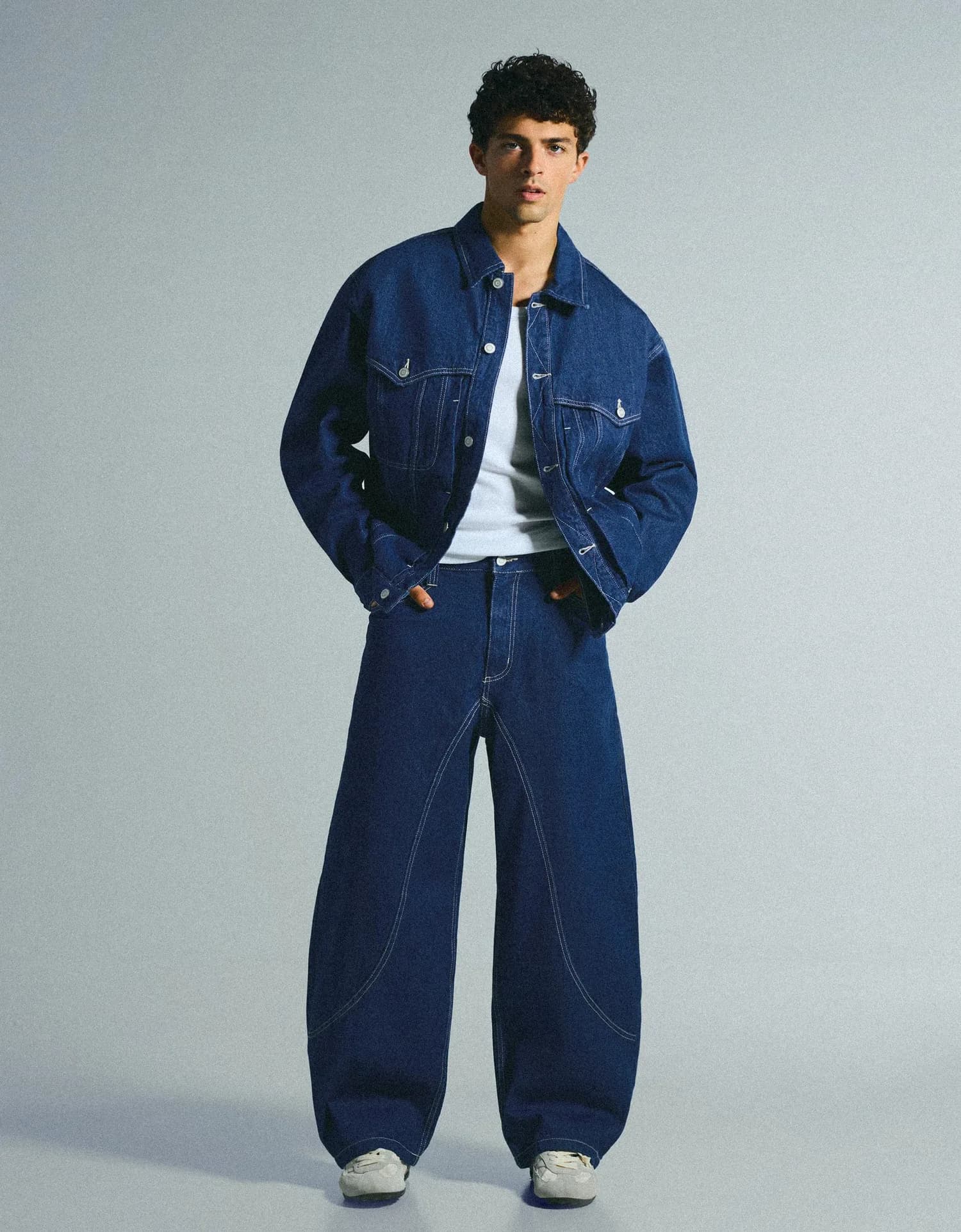 Calça Jeans Balão com Costuras Curvas