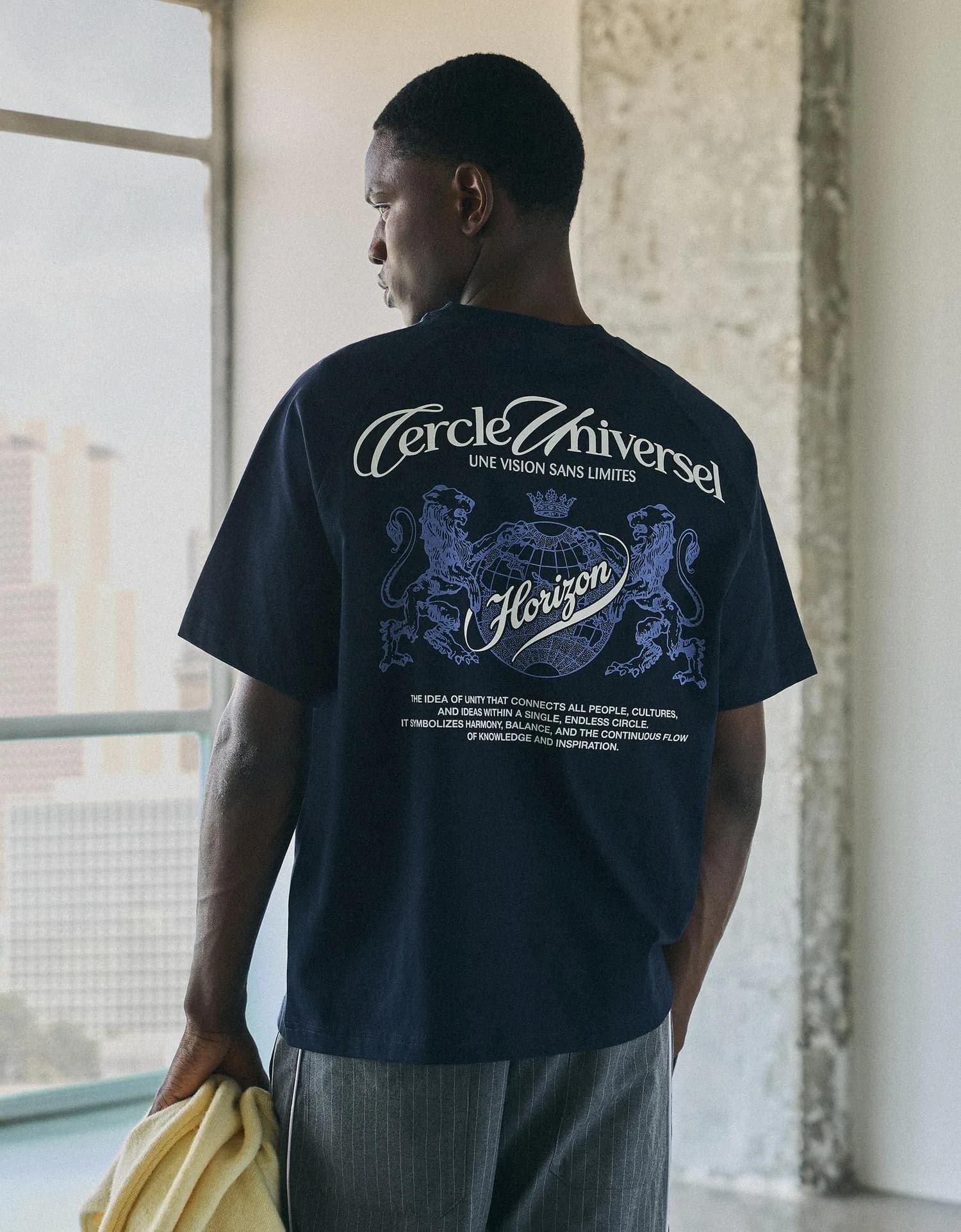 Camiseta com Brasão Estampado nas Costas