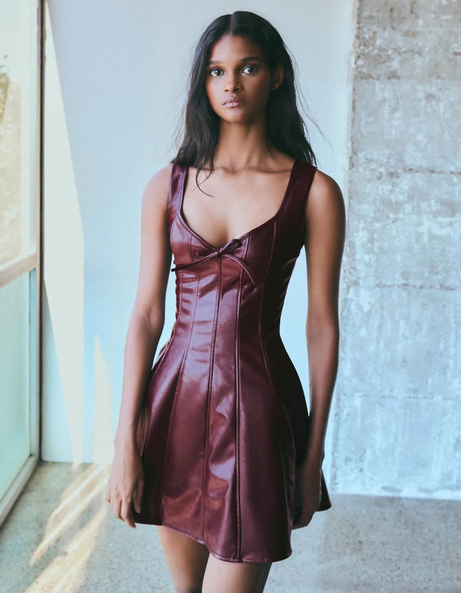 Vestido Mini Efeito Couro com Decote Coração