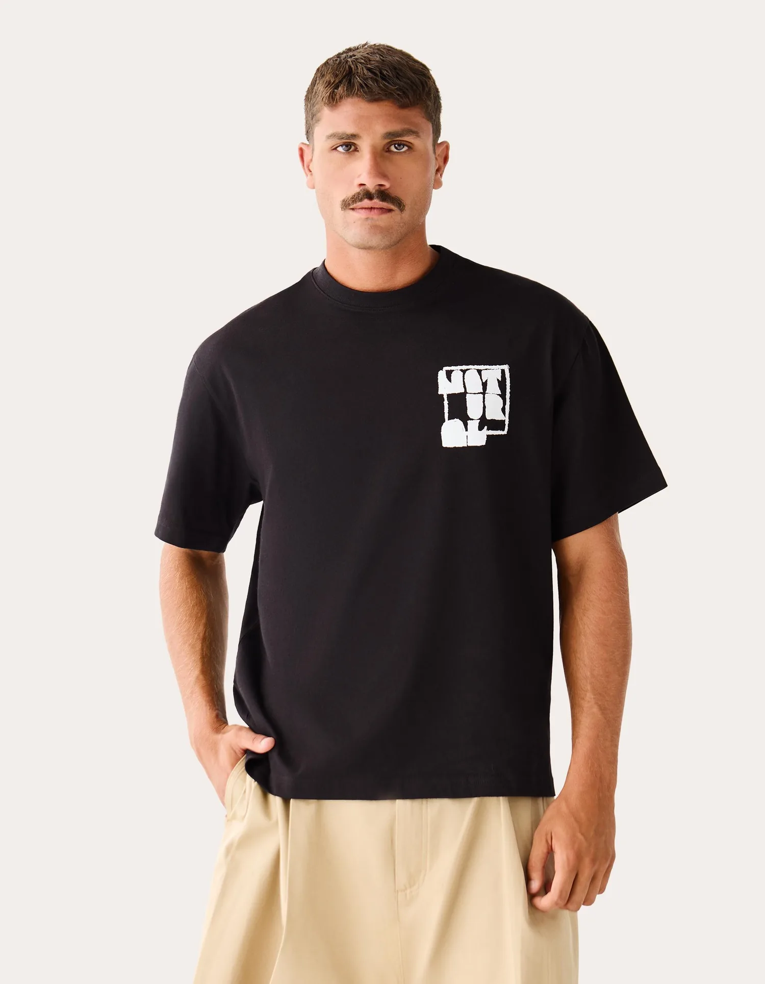 Camiseta com Estampa de Flores Gráficas