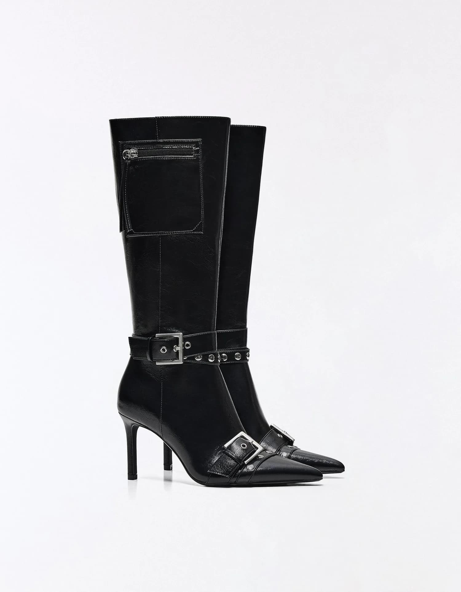 Bota de Salto com Fivelas e Tachas