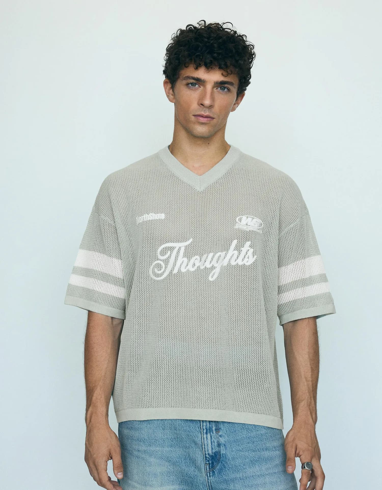 Camiseta de Mesh Decote V Bordada