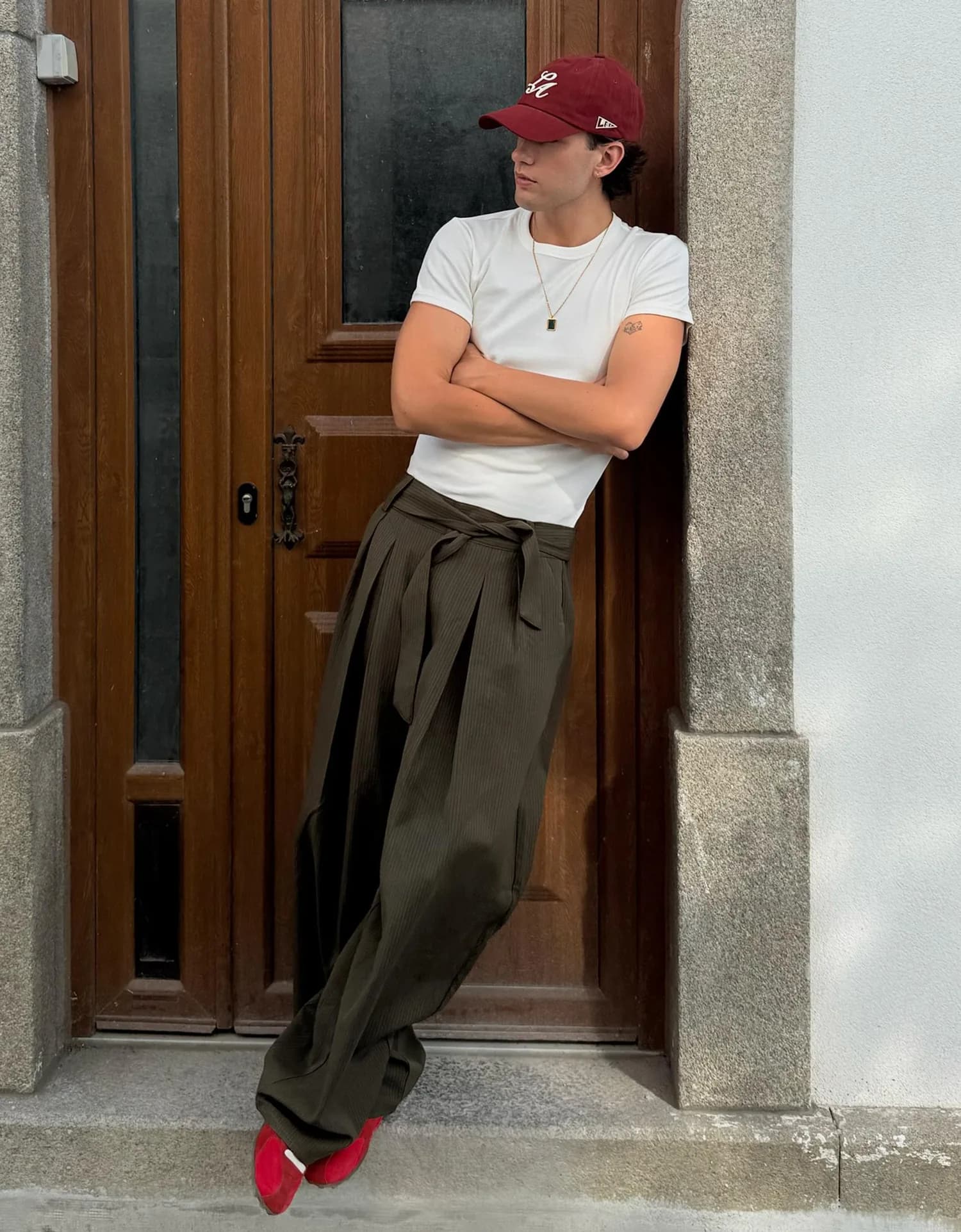 Calça Barrel com Pregas e Cinto
