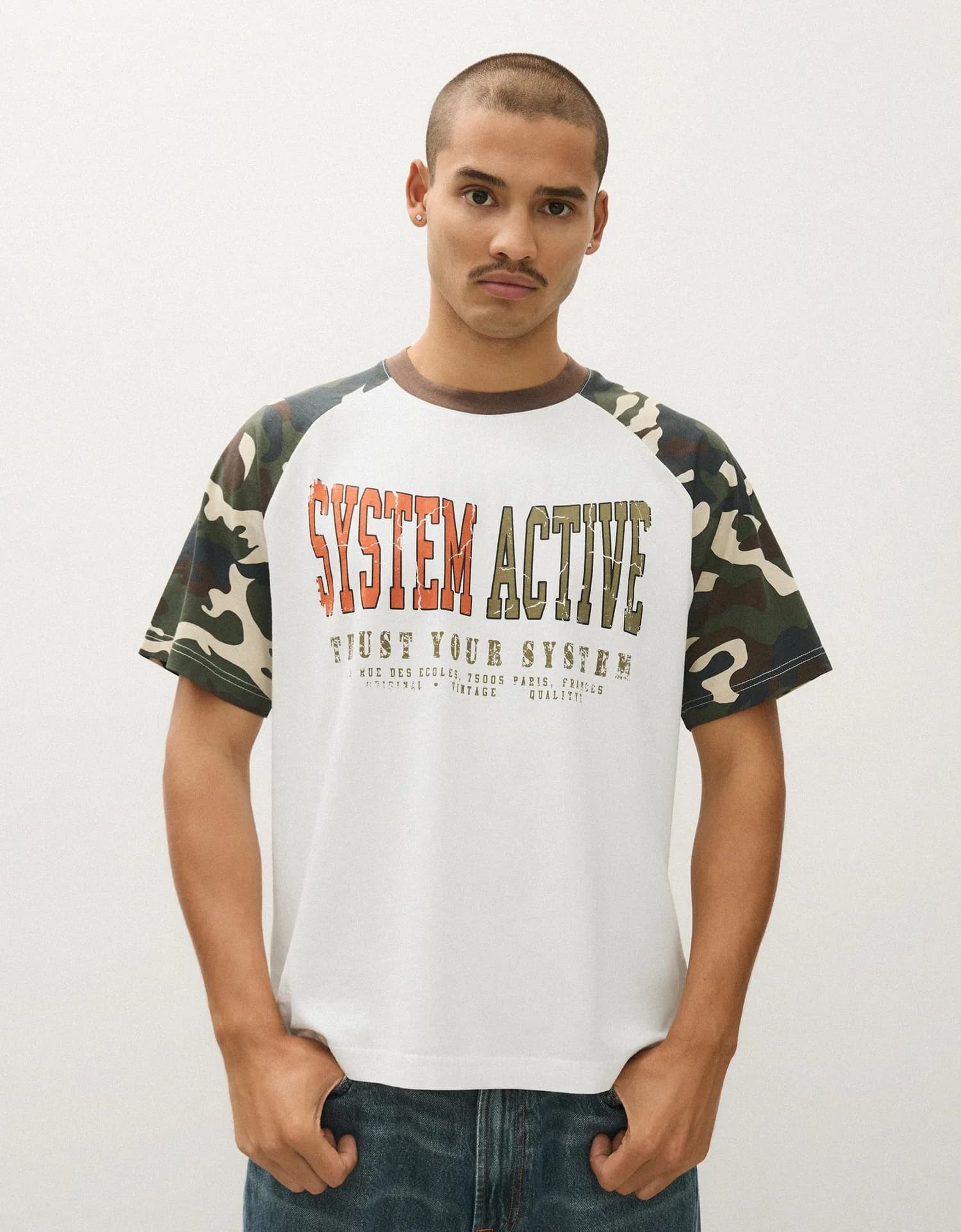 Camiseta Raglan com Mangas Camufladas