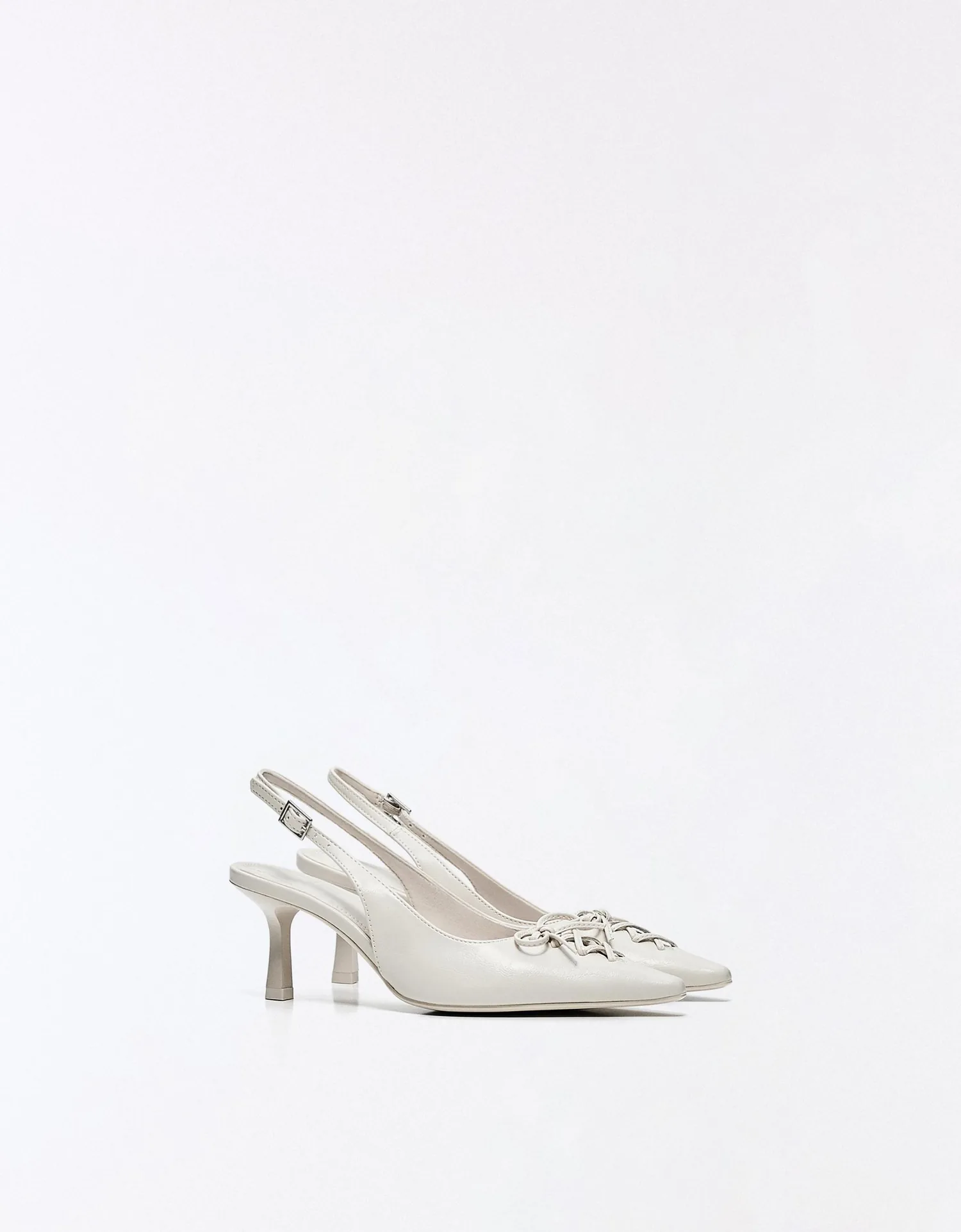 Sapato Salto Kitten com Fivela