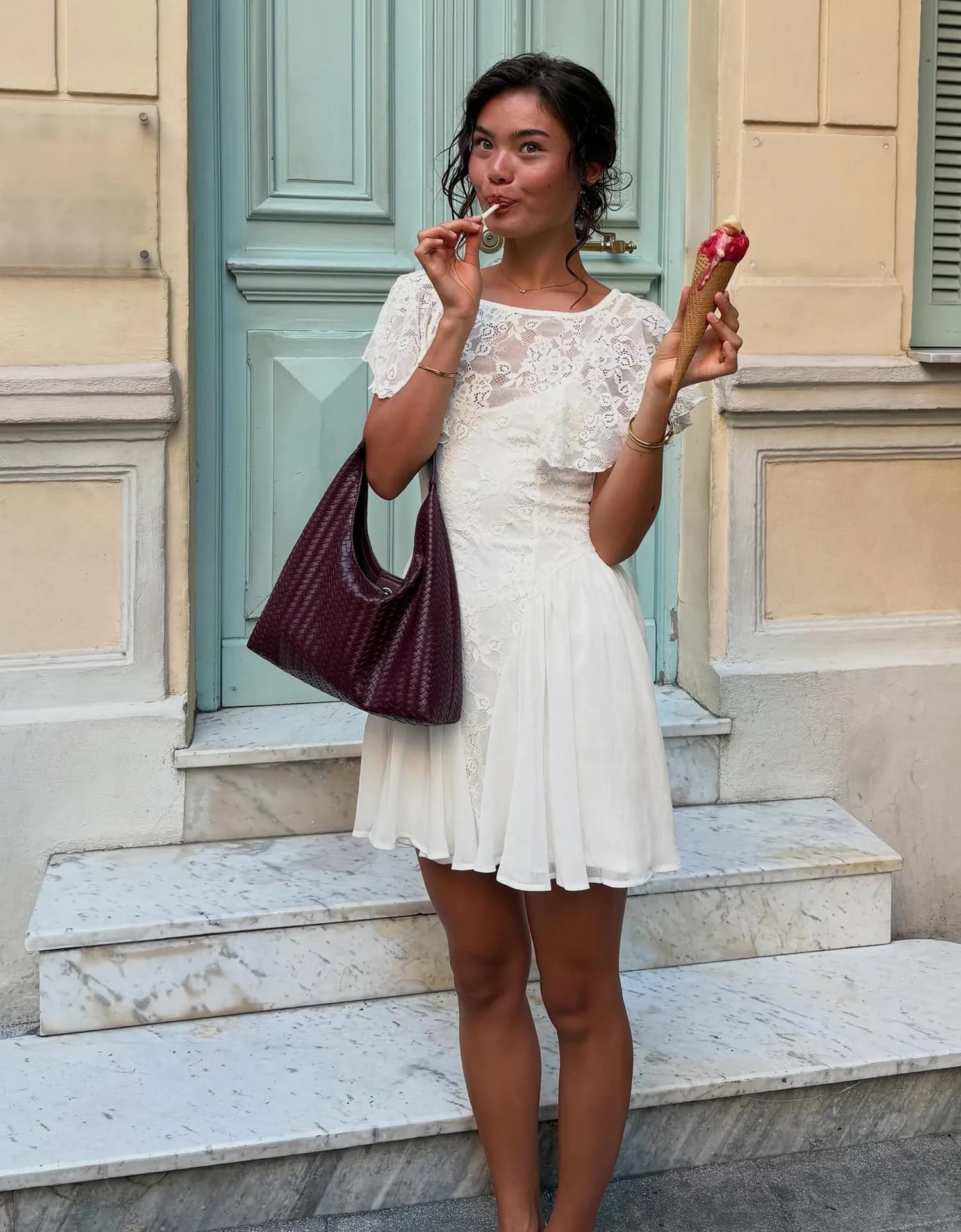 Vestido Mini de Renda com Manga Capa