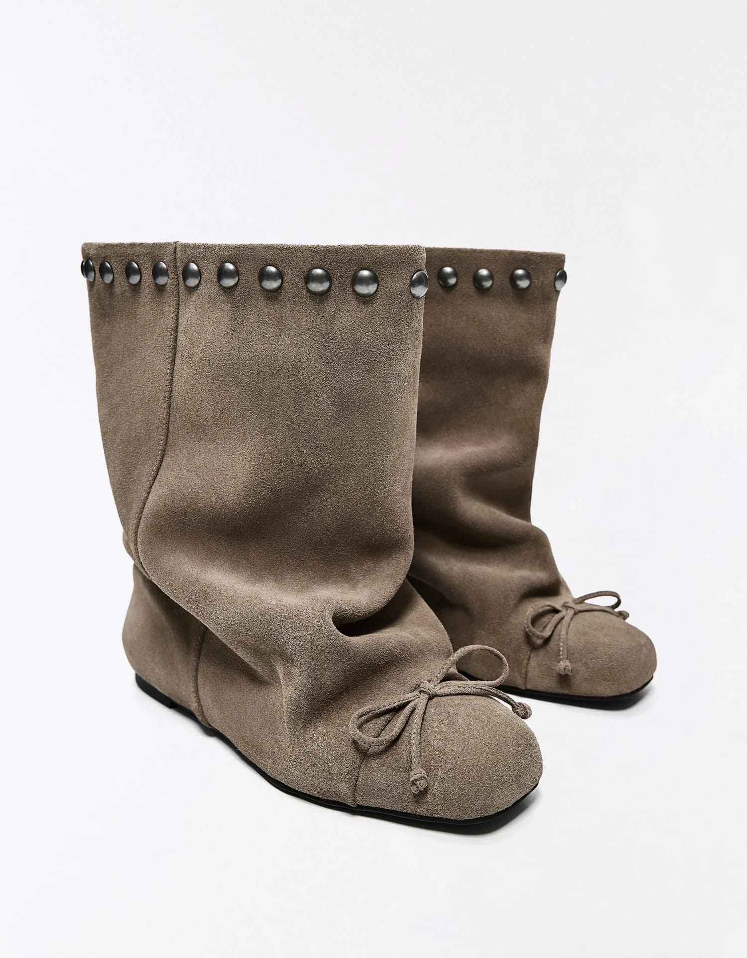 Bota de Couro Cano Largo com Tachas