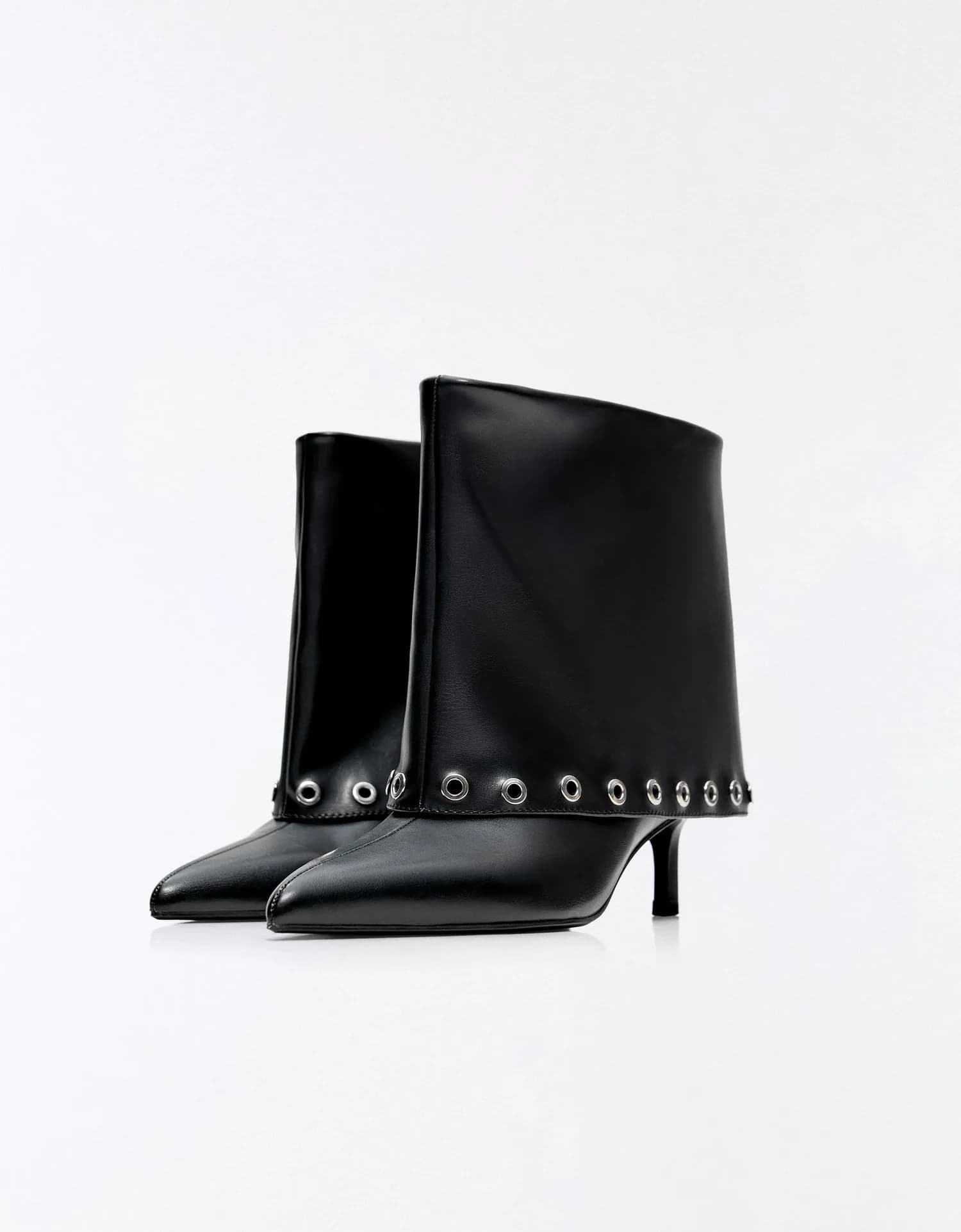 Botina de Salto com Tachas