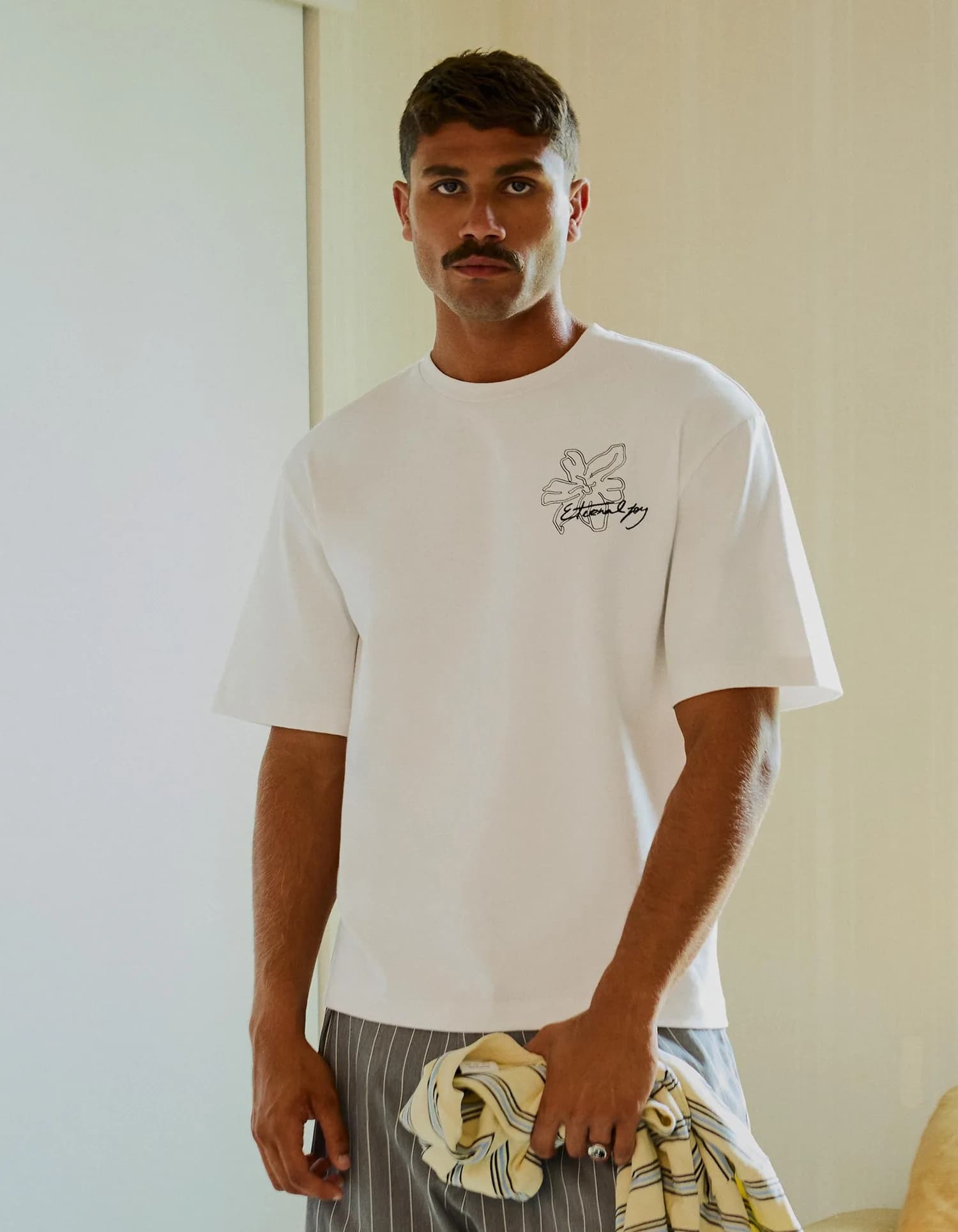 Camiseta Bordada com Flores